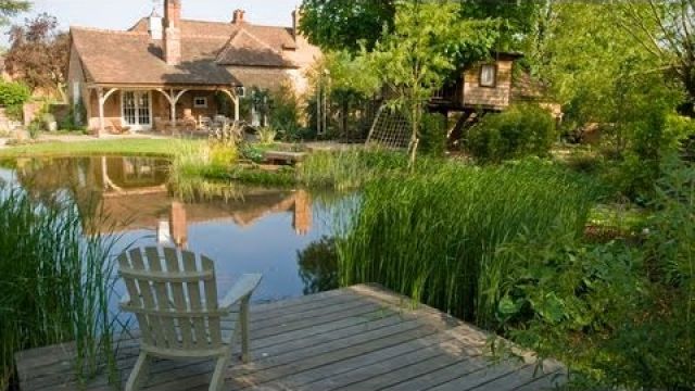 Традиционный английский сад с прудом